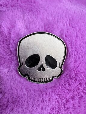 Deadly Dames  Skull Pin